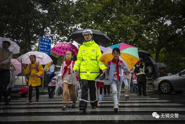 超级宝妈|儿童节快乐丨交警叔叔,永远守护在你身边(开启线上交通安全体验课)