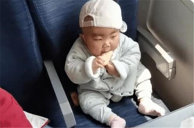 [超级宝妈]“最懂事宝宝”走红，吃一口饼干戴一下口罩，网友：安全意识满分