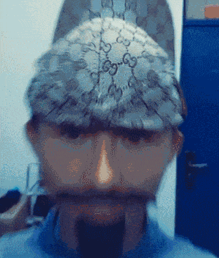 搞笑gif: 不愧是老玩家,车的皮肤特别炫