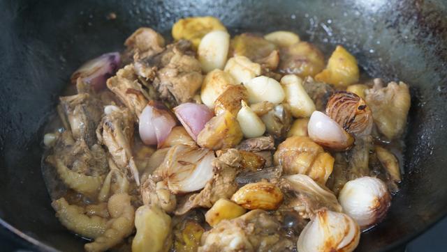 冬天是吃板栗的季节，教你这样做板栗，香甜美味下饭，比肉还好吃