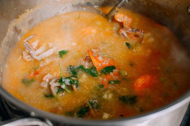 熬粥时，大米不要直接下锅，放进冰箱冻一冻，熬出的粥口感超惊艳