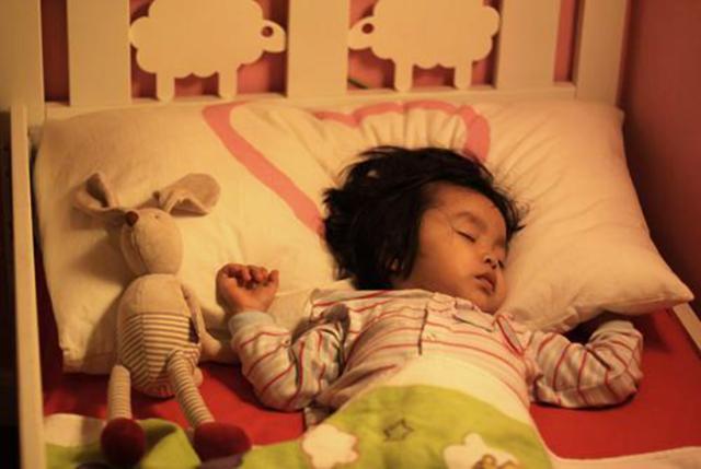 孩子小时候睡觉的四种姿势，暗示将来的不同性格，第一种最受欢迎