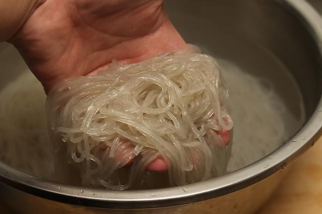 粉条一炒就成坨？不要只会焯水，记住3点，粉条不坨不粘还入味