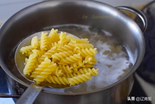 「超级宝妈」孩子最爱的早餐，有菜有肉还有奶，能量充足身体棒，我很乐意做