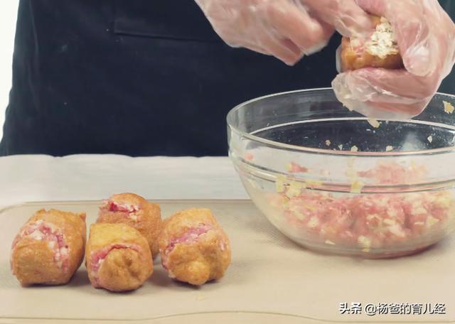 猪肉和白菜的美味新吃法，搭配油豆腐，鲜香又营养，孩子特爱吃