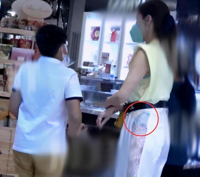 李嘉欣带儿子逛街，穿的裤子引热议，网友：亲情也不能“越界”