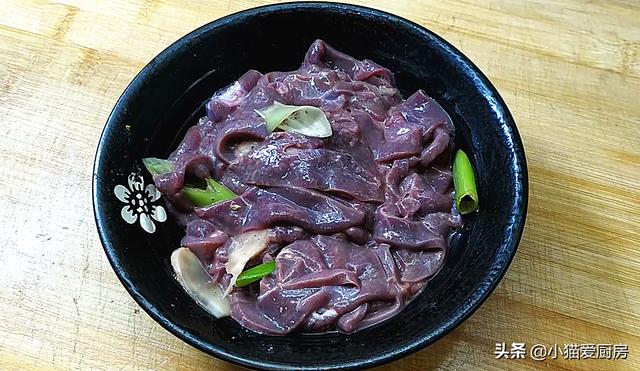 天冷了，早餐来一碗热气腾腾的“姜丝猪肝面”，鲜香好吃浑身暖和