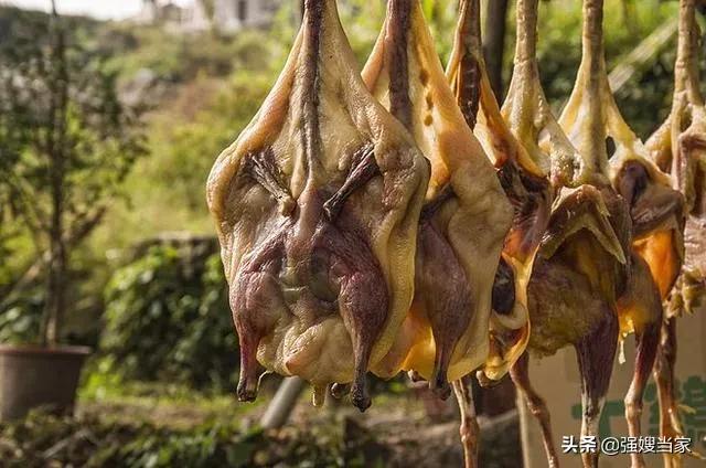 腌腊鸭时，用上“3腌1涂”的技巧，腊鸭香醇入味，耐放不易坏！