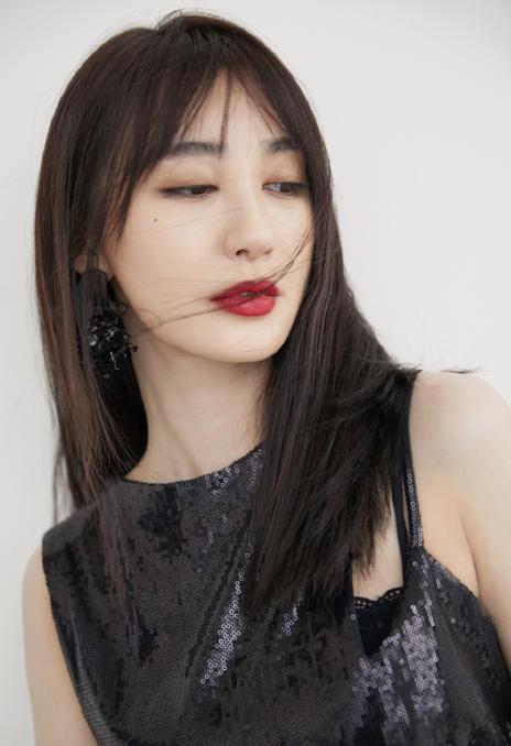 【普拉达女王】李菲儿的衣品好难懂，穿裹身裙前面长一截，只戴一只手套还挺潮