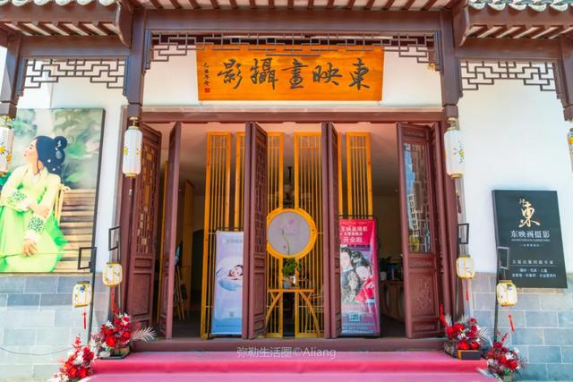 『趣旅游』红河水乡藏的神秘小店,专门帮人穿越,许多人来这里当“王妃”