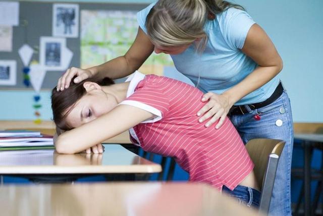 女孩“初潮”太早太晚均不好，若早于这一年龄，身高可能大打折扣