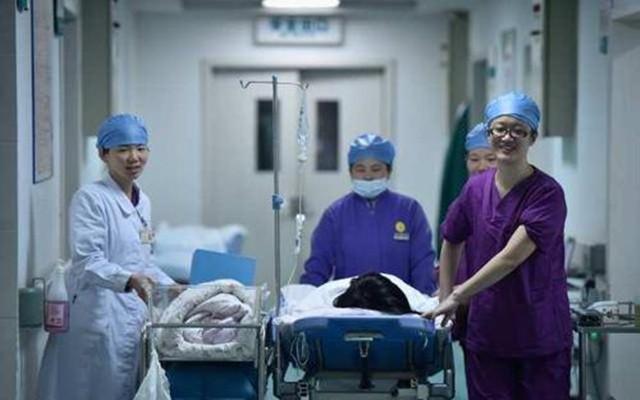 伐木累|产妇在剖腹产时提出“吸脂”要求,医生听后乐了:肚子肉不归我管