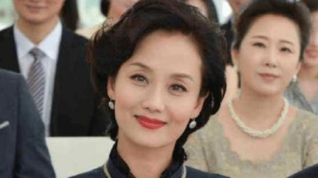 蜜糖|“儿子”是当红明星，女儿是世界冠军，如今50多岁仍魅力依旧