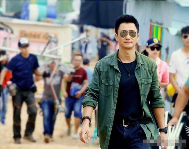 战狼：客车被炸毁时，谁注意到了墙上的广告？|影视交流地