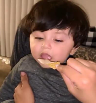 [你的育儿经]肥宅初体验，小男孩尝到人生第一口奶酪，整个眼睛都亮了起来