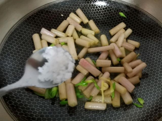 此菜少见但是营养很高，扔锅里炒一炒，清脆爽口真好吃