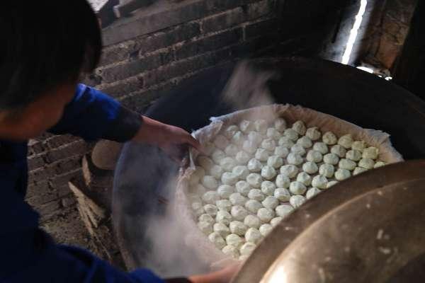 湖南蓝山：手工制作黄蜡粑粑