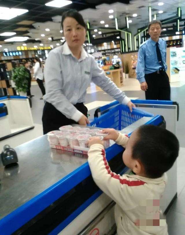 你的育儿经|宝宝先喝饮料后结账，营业员要求十倍赔偿，妈妈“据理力争”