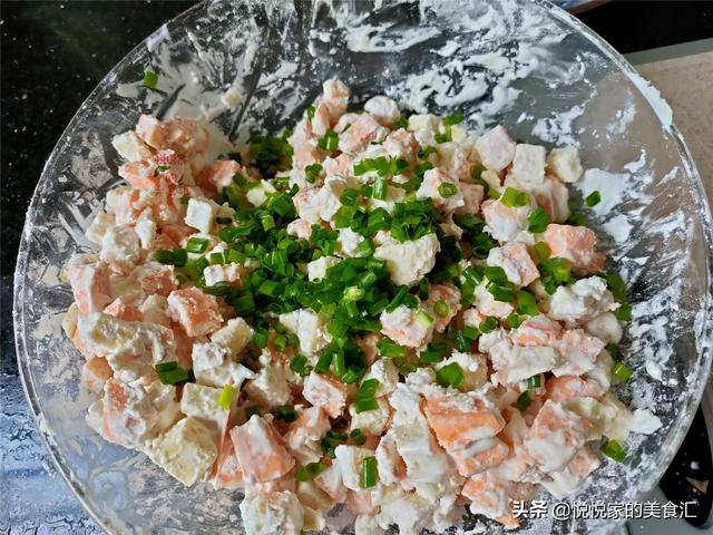 湖南人吃红薯糍粑，最爱加把香葱这样做，满满全是料，比放糖还甜