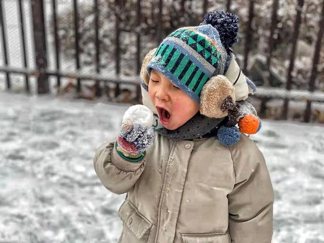 下雪天 幼儿园里欢乐多