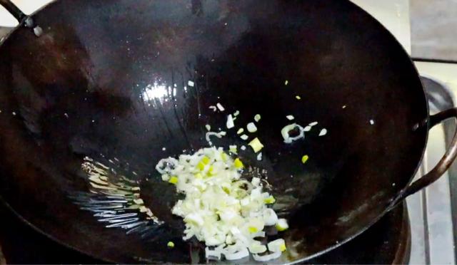 西红柿炒鸡蛋很多人第一步就没做对，难怪不好吃，教你饭店做法