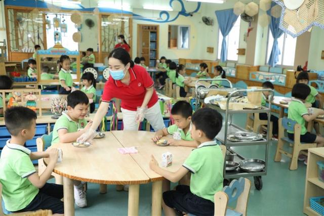 你的育儿经|广州在园幼儿一半回笼！有幼儿园午睡间减少人员，避免头对头入睡