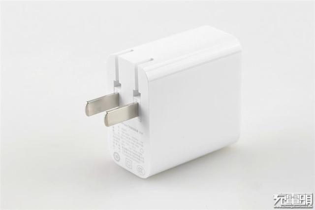 #环球网#体积缩减27% 小米65W PD充电器评测