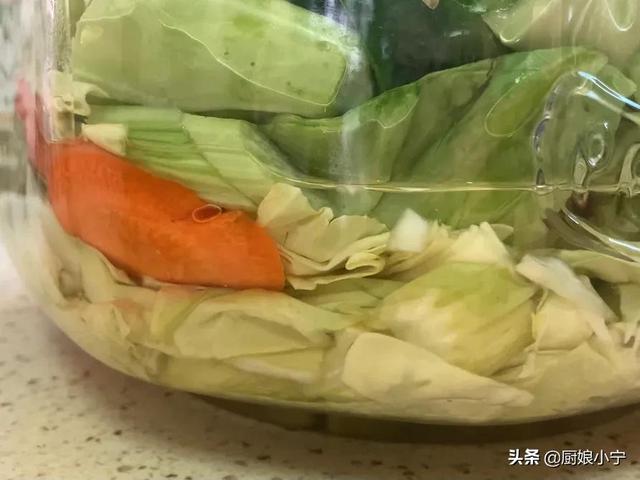 没有酸汤怎么腌辣椒菜？北方农家做法，酸辣脆爽，放一冬不白泡