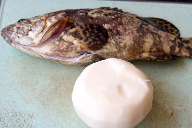 炖鱼时，汤汁寡淡是调料少了吗？我加了“2样”，鱼汤奶白肉质鲜