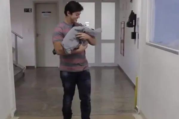 爱在屋檐下|女人产后24小时，若老公为你做过这3件事，说明他真的很爱你