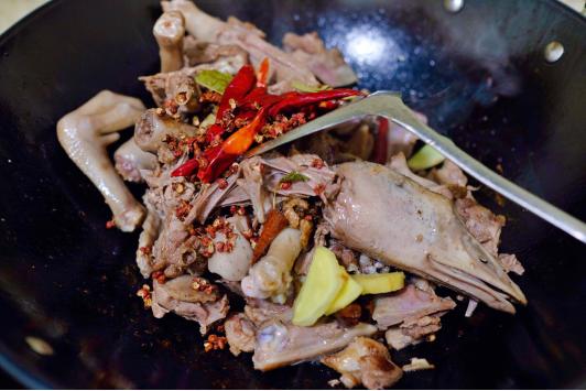 这一锅太适合冬天吃了，软烂脱骨鲜嫩，怎么吃都吃不够