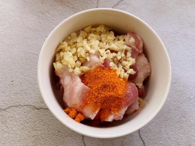 在家自制烤肉，好吃不油腻，菜叶卷一卷，一口一个真过瘾