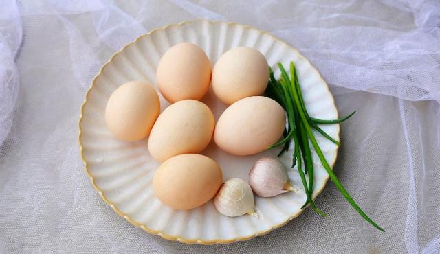 大人小孩都喜欢吃的糖醋荷包蛋，酸甜开胃很好吃，让人念念不忘