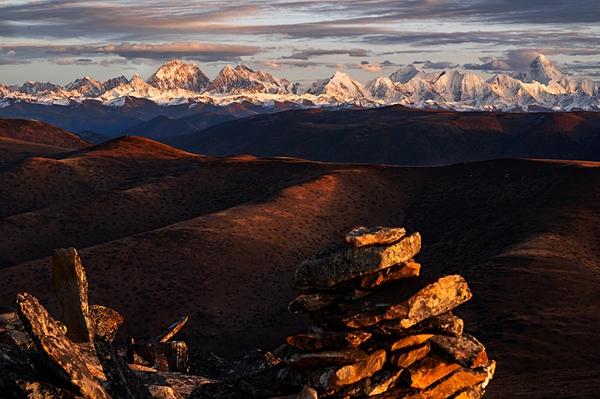 #旅行百事通#夕阳映照下的贡嘎山,让人在净化之中升华灵魂