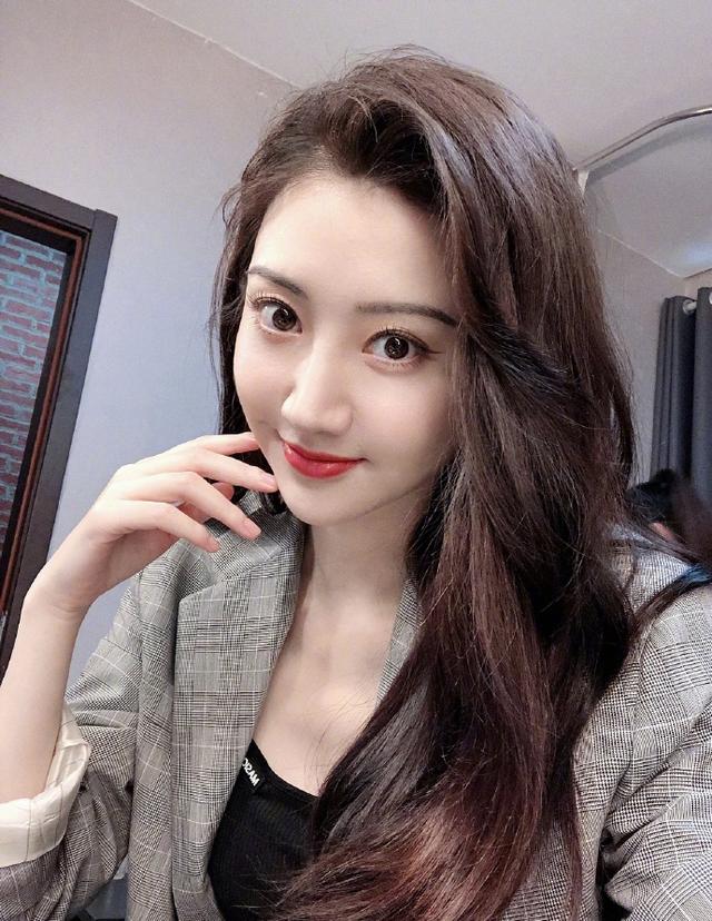 普拉达女王景甜520晒自拍,穿格子西装干练优雅,一头披肩长发更温柔