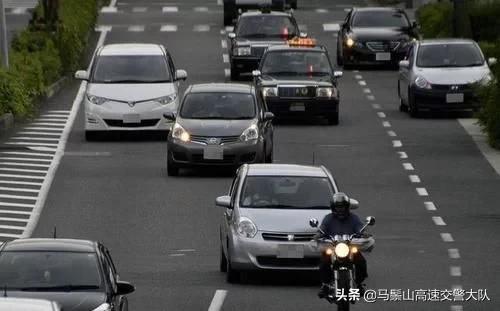 开车从倒车镜看后面车距离挺远，变线时剐蹭了。倒车镜为何这样设计？