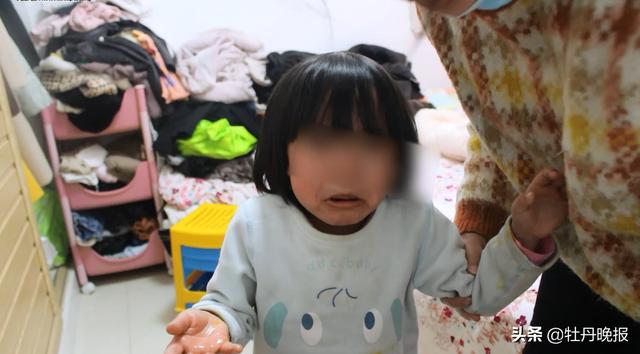 「超级宝妈」4岁女童手指被卡门缝，消防巧妙施救
