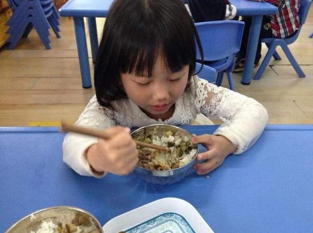 「你的育儿经」这碗“毒汤”把娃害惨了，咳嗽总反复，医生：快住手，不要坑娃了