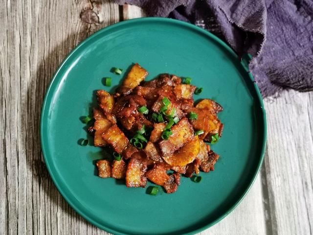 五花肉烤着吃味道更香，肥而不腻，咬一口满嘴的肉香，太过瘾了