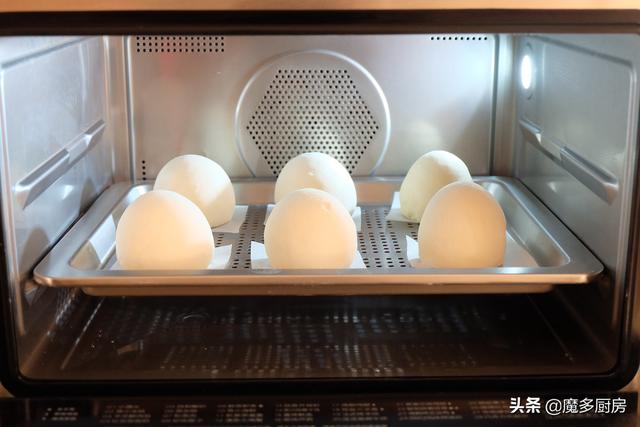 太香了，刚出炉的一盘大馒头，外焦里嫩，孩子们说比蒸的更好吃