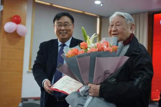 今天，上海市皮肤病医院聘任这些泰斗们为首席顾问