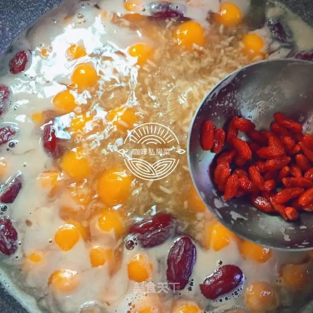 天气凉别再吃冷饮了，试试这道甜品吧！超级好吃又补气血哦