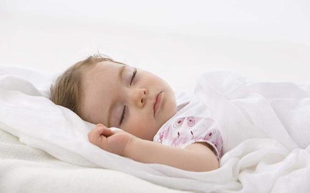 你的育儿经▲宝宝一睡觉就“投降”，奶奶总想把孙子胳膊塞被窝，医生：不需要