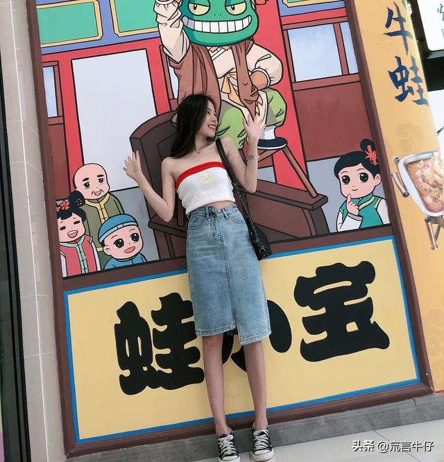 第五大道小姐姐穿超短上衣配高腰牛仔中裙，完美演绎上短下长的穿衣法则