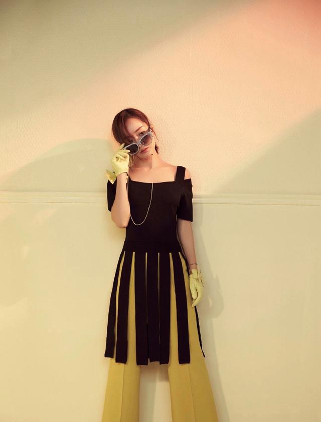 第五大道杨蓉真会穿，一件不对称迷彩上衣搭配阔腿裤时髦大气，抢眼又抢镜