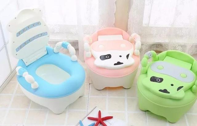 给宝宝停用尿不湿后，父母容易犯这个错，伤了孩子脊柱你还没发现