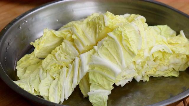 白菜猪肉炖粉条，好多人第一步就错了，难怪不好吃，看大厨教你做