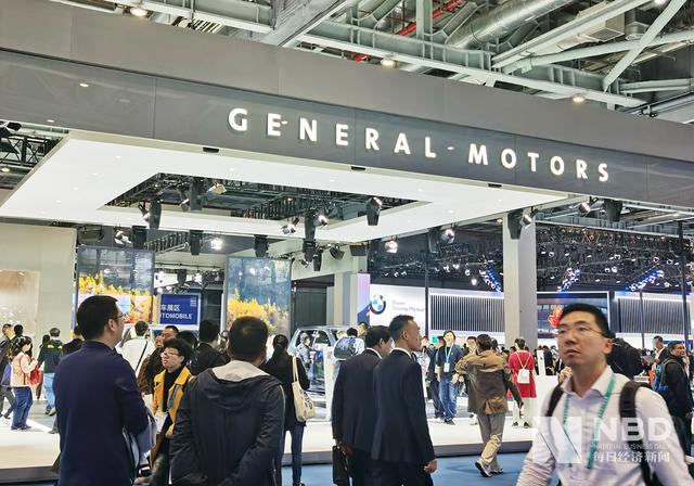 『每日经济新闻』车市周“数”评丨通用豪掷200亿美元追赶特斯拉，16架包机运送汽车零部件