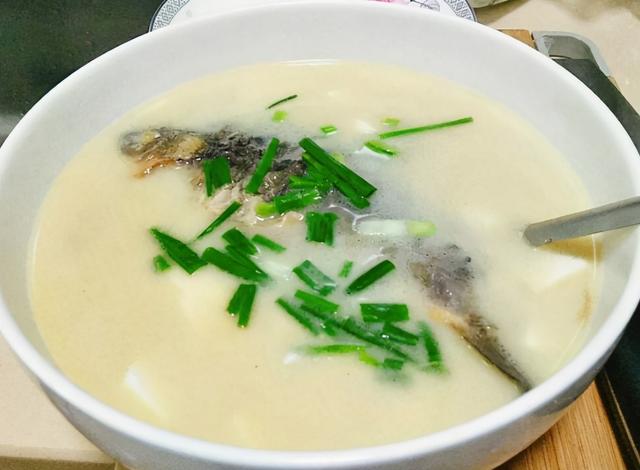 ?做鲫鱼汤，用开水还是凉水？做好3点，鱼汤更鲜更浓白，无腥味