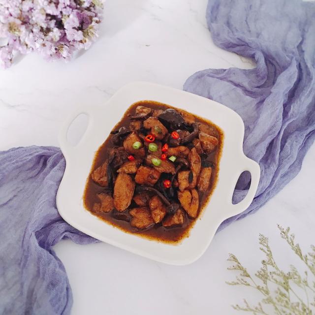 自制红烧鸡块，堪称简易版的小鸡炖蘑菇，味道很好，全家都爱吃